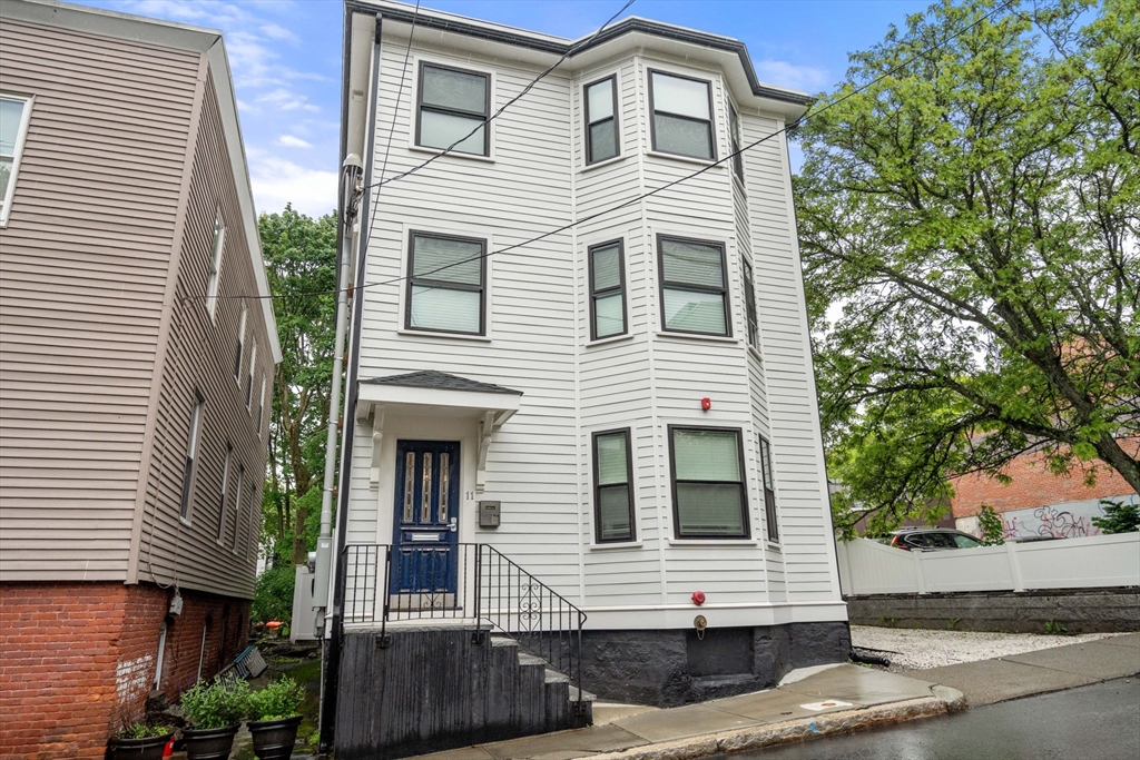 11 Cameron St, Brookline, Massachusetts, 2 Bedrooms Bedrooms, 6 Rooms Rooms,2 BathroomsBathrooms,Residential,For Sale,Cameron St,73380037