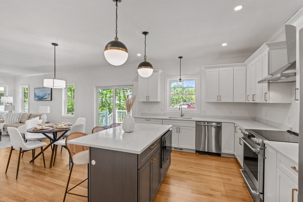 8 Mass Avenue, Wilmington, Massachusetts, 4 Bedrooms Bedrooms, 8 Rooms Rooms,2.5 BathroomsBathrooms,Residential,For Sale,Mass Avenue,73382561