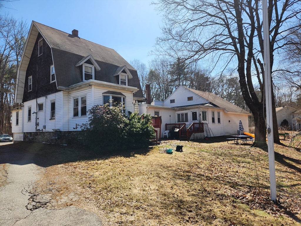 889 Amesbury Rd, Haverhill, Massachusetts, 6 Bedrooms Bedrooms, 13 Rooms Rooms,3 BathroomsBathrooms,Residential Income,For Sale,Amesbury Rd,73353446