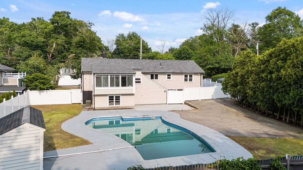 123 Walnut St, Saugus, Massachusetts, 3 Bedrooms Bedrooms, 7 Rooms Rooms,2 BathroomsBathrooms,Residential,For Sale,Walnut St,73392799