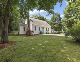 4 Thom Ave, Bourne, Massachusetts, 3 Bedrooms Bedrooms, 7 Rooms Rooms,2.5 BathroomsBathrooms,Residential,For Sale,Thom Ave,73408582