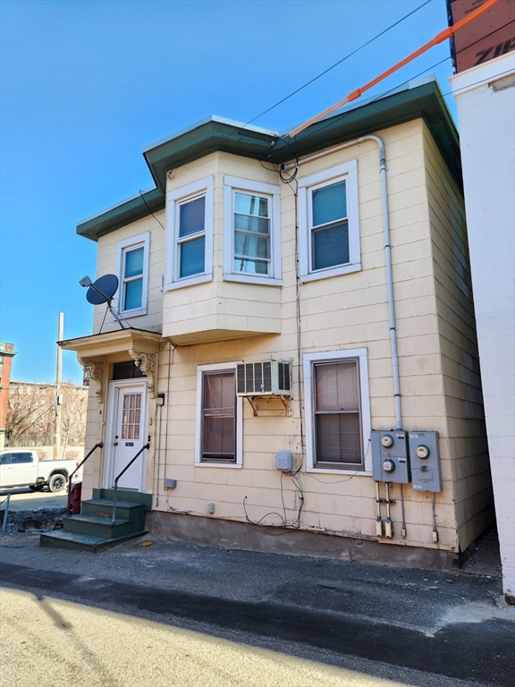 6 Mcintyre St., Lowell, Massachusetts, 4 Bedrooms Bedrooms, 10 Rooms Rooms,2 BathroomsBathrooms,Residential Income,For Sale,Mcintyre St.,73283844