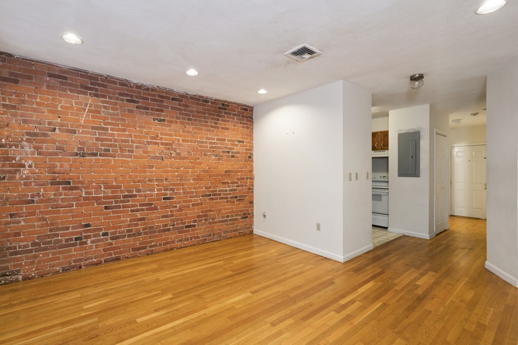 65 Hemenway St, Boston, Massachusetts, 2 Bedrooms Bedrooms, 4 Rooms Rooms,1 BathroomBathrooms,Residential Lease,For Rent,Hemenway St,73426878