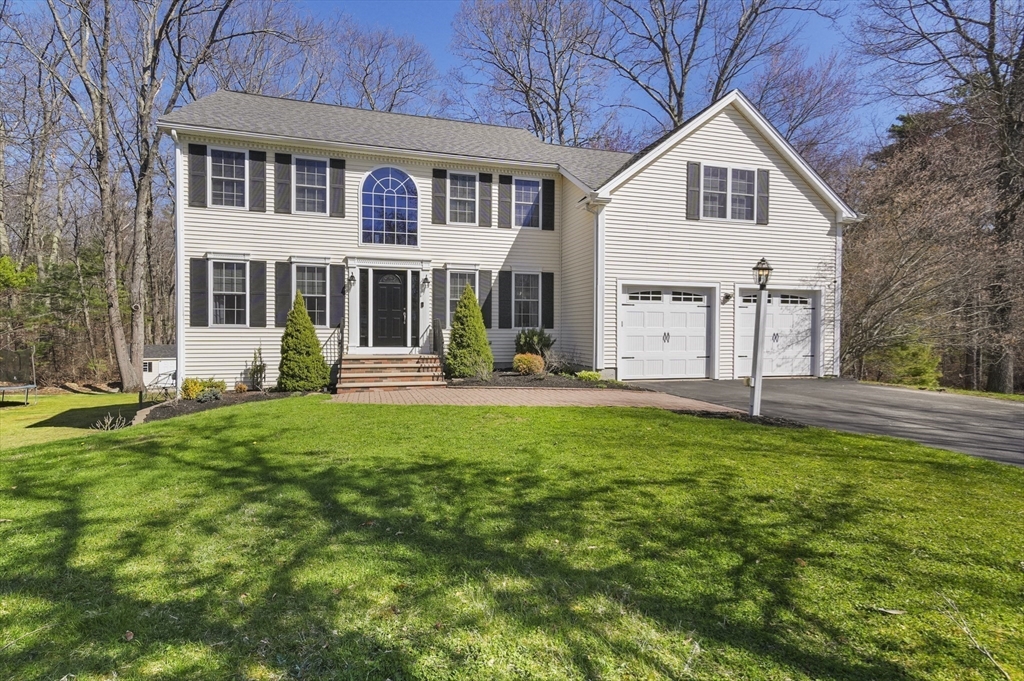 15 Whitewood Circle, Amesbury, Massachusetts, 4 Bedrooms Bedrooms, 8 Rooms Rooms,2.5 BathroomsBathrooms,Residential,For Sale,Whitewood Circle,73364438