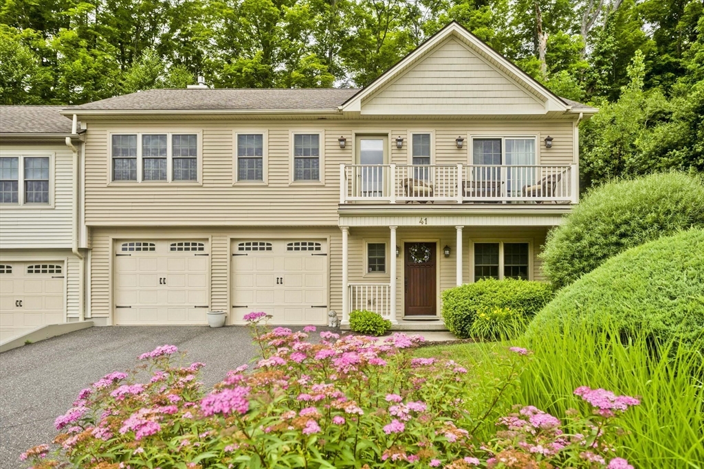 717 Northampton St, Holyoke, Massachusetts, 2 Bedrooms Bedrooms, 5 Rooms Rooms,2.5 BathroomsBathrooms,Residential,For Sale,Northampton St,73397952