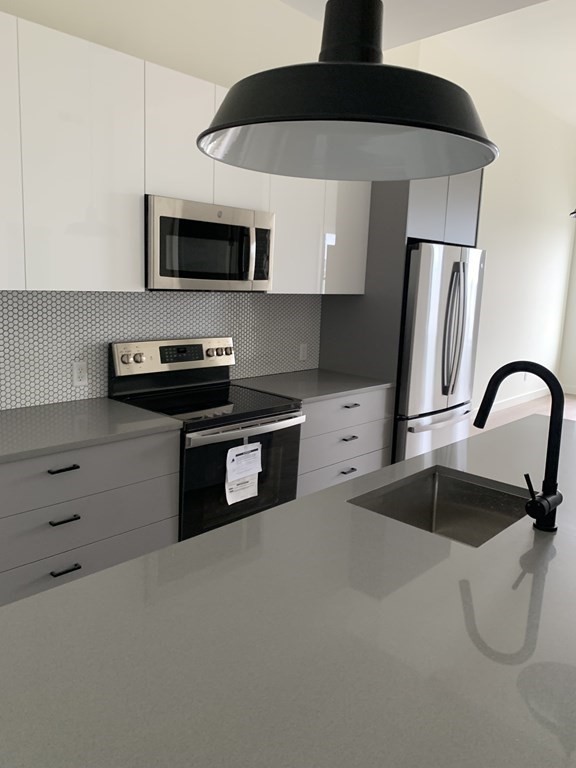 2 Derby Square, Salem, Massachusetts, 1 Bedroom Bedrooms, 3 Rooms Rooms,1 BathroomBathrooms,Residential Lease,For Rent,Derby Square,73428590