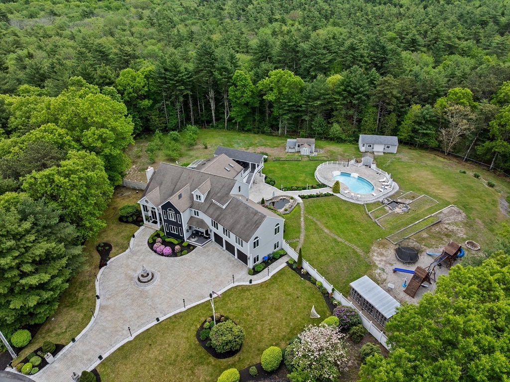 4 Lantern Ln, Lakeville, Massachusetts, 5 Bedrooms Bedrooms, 12 Rooms Rooms,4.5 BathroomsBathrooms,Residential,For Sale,Lantern Ln,73381432