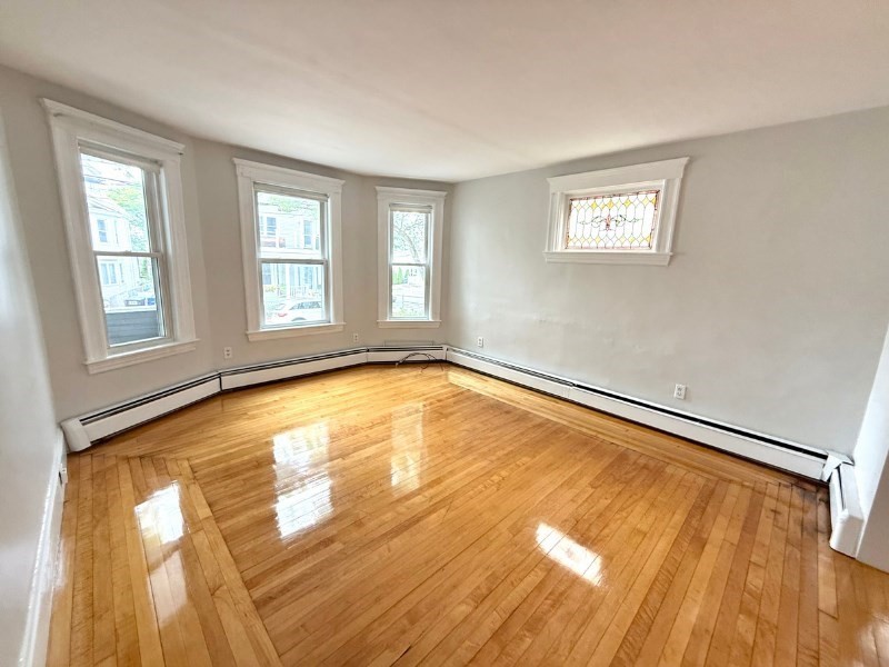 125 Walnut St., Somerville, Massachusetts, 3 Bedrooms Bedrooms, 6 Rooms Rooms,1 BathroomBathrooms,Residential Lease,For Rent,Walnut St.,73422371