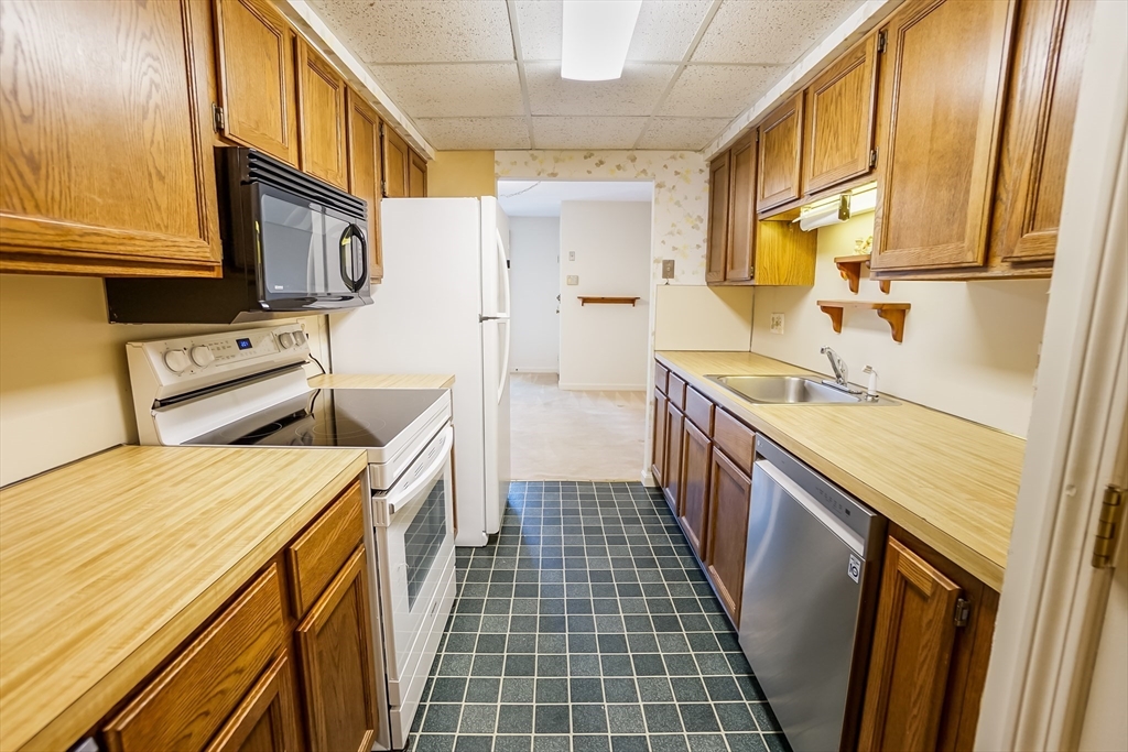 41 Angleside Rd, Waltham, Massachusetts, 2 Bedrooms Bedrooms, 5 Rooms Rooms,2 BathroomsBathrooms,Residential Lease,For Rent,Angleside Rd,73382692