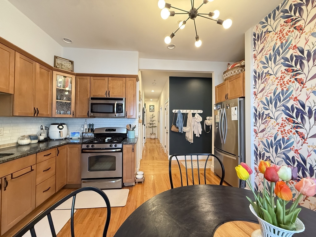 101 Fellsway W, Medford, Massachusetts, 3 Bedrooms Bedrooms, 5 Rooms Rooms,2 BathroomsBathrooms,Residential Lease,For Rent,Fellsway W,73413547