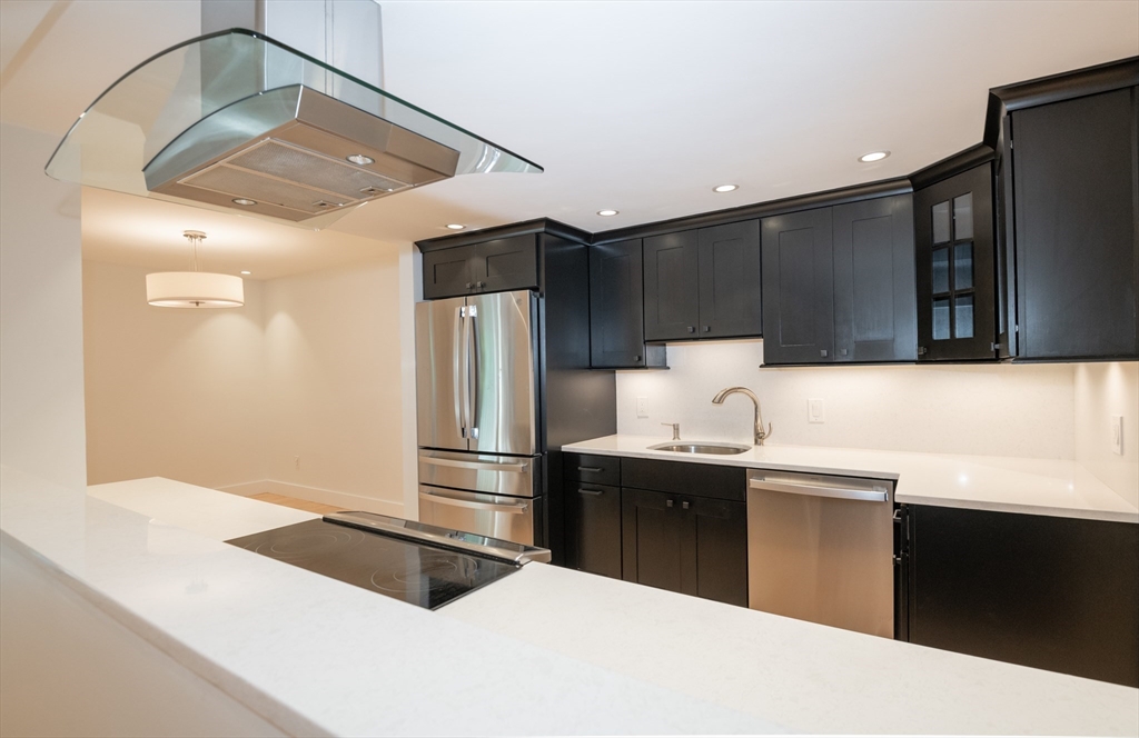 1100 Salem St, Lynnfield, Massachusetts, 2 Bedrooms Bedrooms, 5 Rooms Rooms,2 BathroomsBathrooms,Residential Lease,For Rent,Salem St,73419179