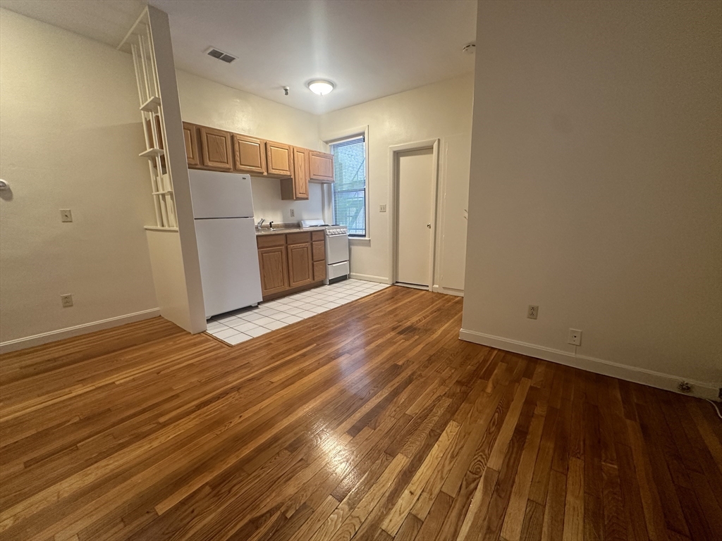 1238 Commonwealth Ave, Boston, Massachusetts, 1 Bedroom Bedrooms, 3 Rooms Rooms,1 BathroomBathrooms,Residential Lease,For Rent,Commonwealth Ave,73426045