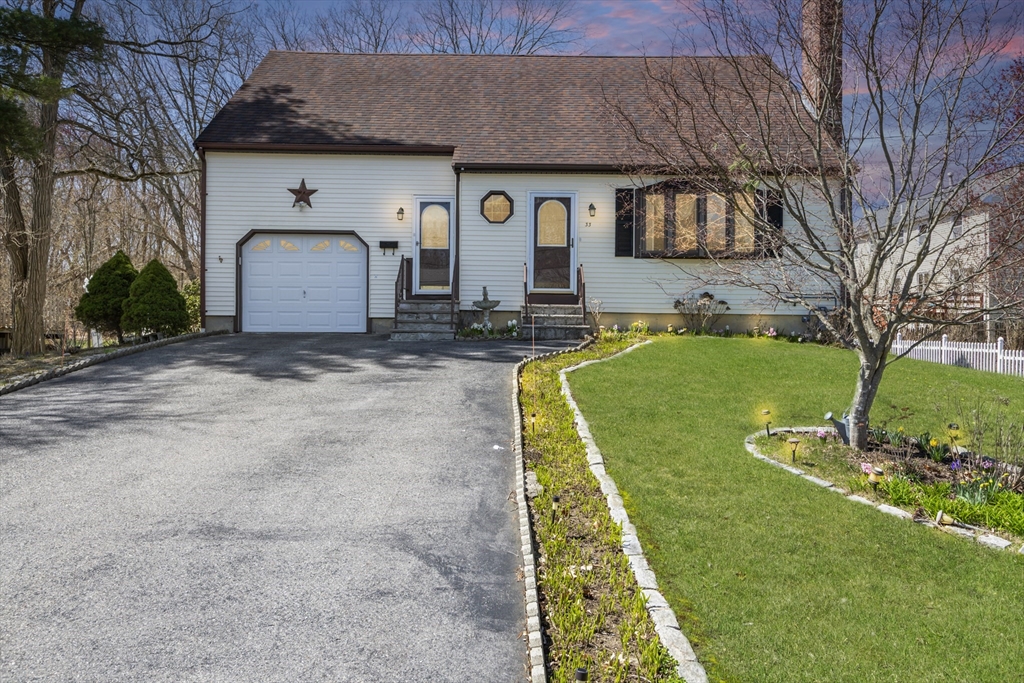 33 Silver St, Taunton, Massachusetts, 3 Bedrooms Bedrooms, 6 Rooms Rooms,1.5 BathroomsBathrooms,Residential,For Sale,Silver St,73364287