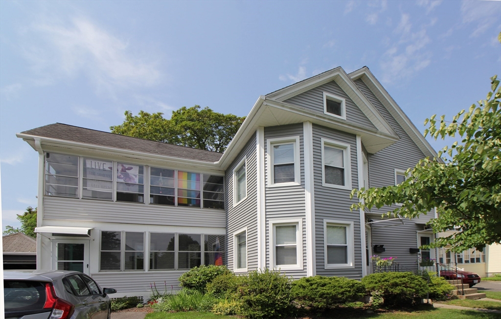 52 Elizabeth Street, Northampton, Massachusetts, 4 Bedrooms Bedrooms, 10 Rooms Rooms,2 BathroomsBathrooms,Residential Income,For Sale,Elizabeth Street,73409817