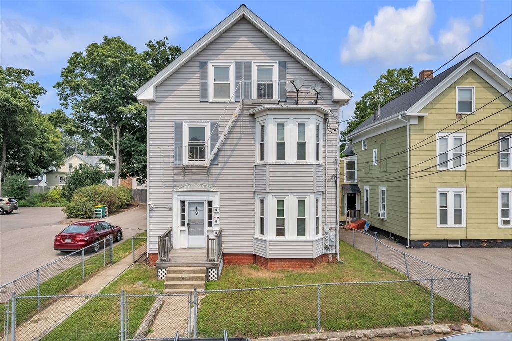 9 Leonard Street, North Attleboro, Massachusetts, 6 Bedrooms Bedrooms, 15 Rooms Rooms,3 BathroomsBathrooms,Residential Income,For Sale,Leonard Street,73413752