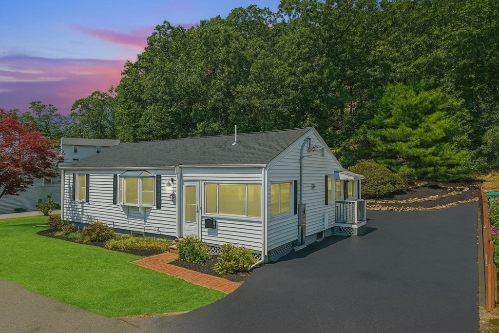 33 Park Rd, Lynn, Massachusetts, 5 Bedrooms Bedrooms, 10 Rooms Rooms,2 BathroomsBathrooms,Residential Lease,For Rent,Park Rd,73420613