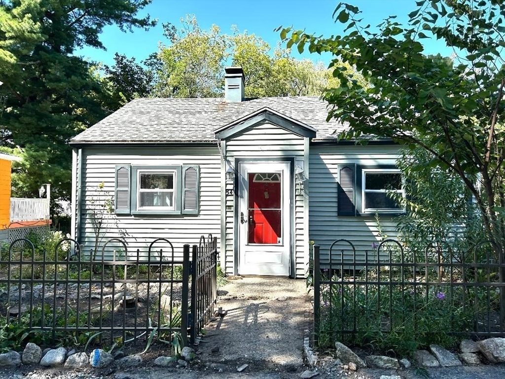 34 Crescent Ln, Malden, Massachusetts, 2 Bedrooms Bedrooms, 5 Rooms Rooms,1 BathroomBathrooms,Residential Lease,For Rent,Crescent Ln,73428147