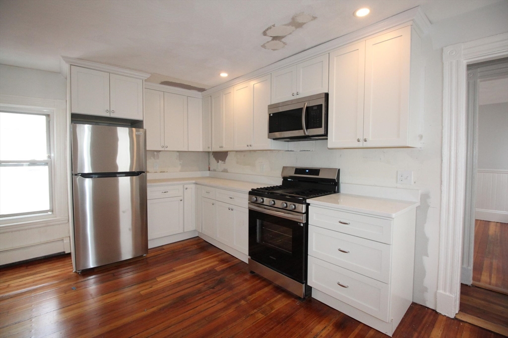 12 Albion Place, Boston, Massachusetts, 3 Bedrooms Bedrooms, 5 Rooms Rooms,1 BathroomBathrooms,Residential Lease,For Rent,Albion Place,73399895