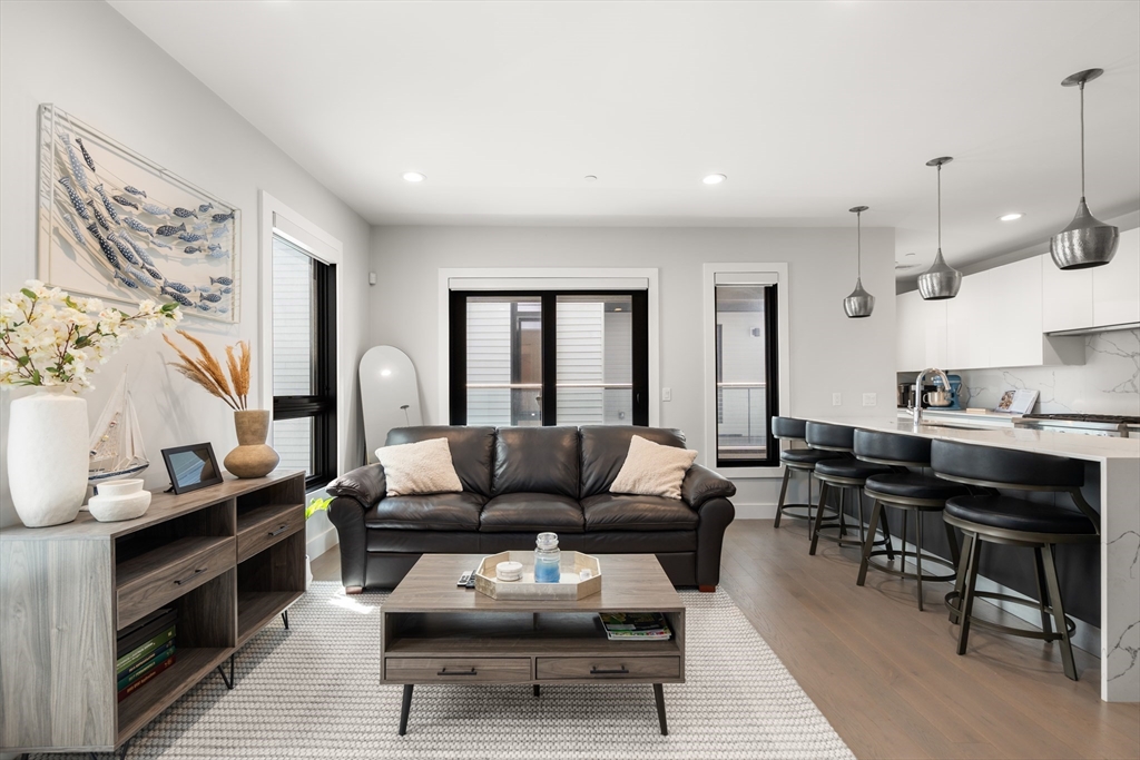 39 A St, Boston, Massachusetts, 2 Bedrooms Bedrooms, 4 Rooms Rooms,2 BathroomsBathrooms,Residential Lease,For Rent,A St,73412149