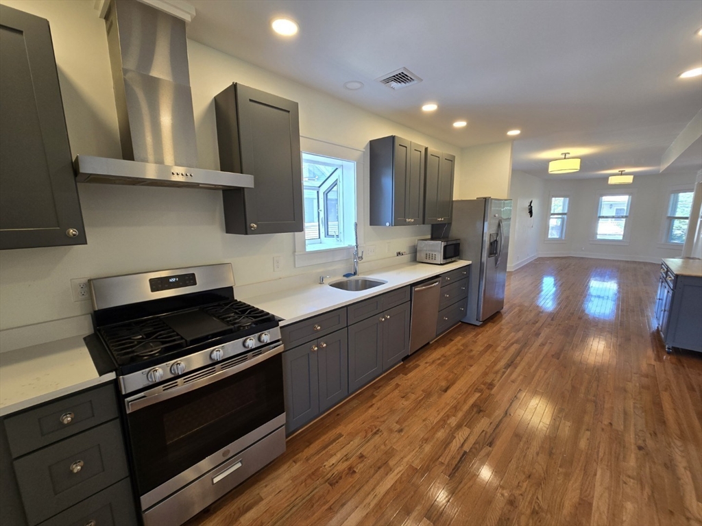 9-11 Emerald, Medford, Massachusetts, 3 Bedrooms Bedrooms, 9 Rooms Rooms,2.5 BathroomsBathrooms,Residential Lease,For Rent,Emerald,73419148