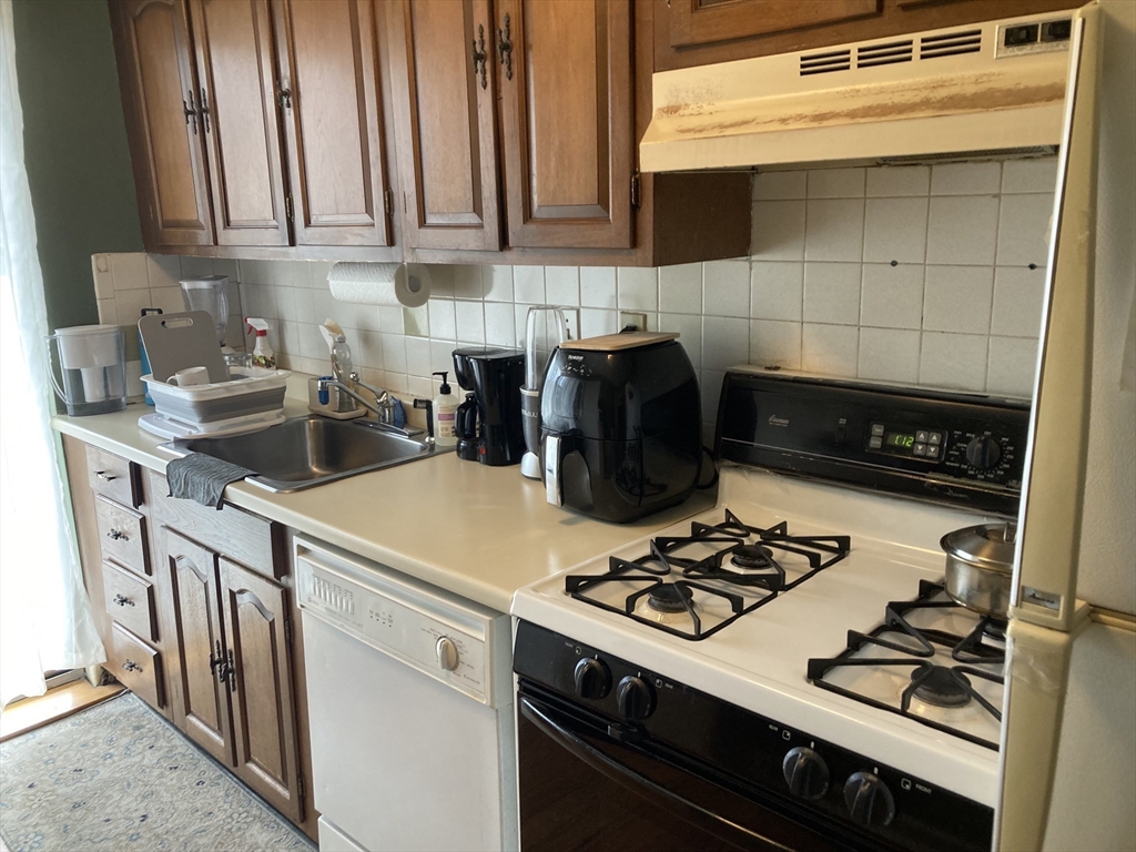1734 Commonwealth Ave, Boston, Massachusetts, 2 Bedrooms Bedrooms, 5 Rooms Rooms,1 BathroomBathrooms,Residential Lease,For Rent,Commonwealth Ave,73410763