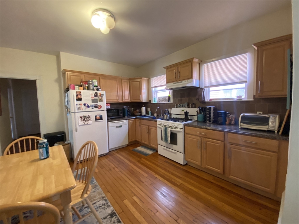 18 Fairbanks St, Boston, Massachusetts, 3 Bedrooms Bedrooms, 6 Rooms Rooms,1 BathroomBathrooms,Residential Lease,For Rent,Fairbanks St,73407281
