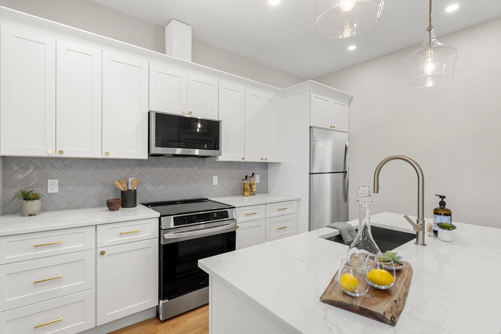 21 Ellington Street, Boston, Massachusetts, 4 Bedrooms Bedrooms, 7 Rooms Rooms,2 BathroomsBathrooms,Residential,For Sale,Ellington Street,73388372