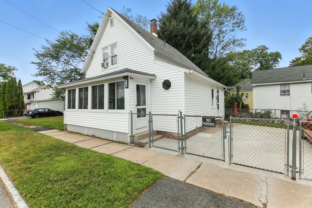 2 Lyons St, Springfield, Massachusetts, 2 Bedrooms Bedrooms, 6 Rooms Rooms,1 BathroomBathrooms,Residential,For Sale,Lyons St,73423519