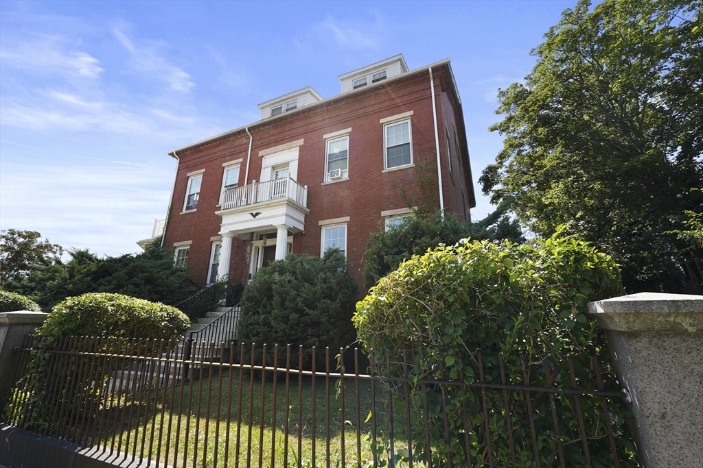 37 S 6th St, New Bedford, Massachusetts, 6 Bedrooms Bedrooms, 18 Rooms Rooms,9 BathroomsBathrooms,Residential Income,For Sale,S 6th St,73419187