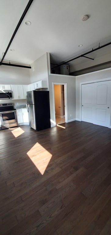 1 Main St, Peabody, Massachusetts, 1 Room Rooms,1 BathroomBathrooms,Residential Lease,For Rent,Main St,73411664