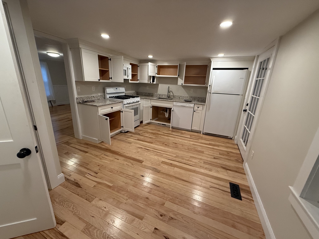 2 Evans Pl, Amesbury, Massachusetts, 1 Bedroom Bedrooms, 3 Rooms Rooms,1 BathroomBathrooms,Residential Lease,For Rent,Evans Pl,73421422