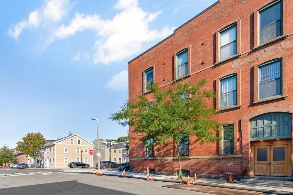 125 B Street, Boston, Massachusetts, 2 Bedrooms Bedrooms, 5 Rooms Rooms,2 BathroomsBathrooms,Residential,For Sale,B Street,73396998