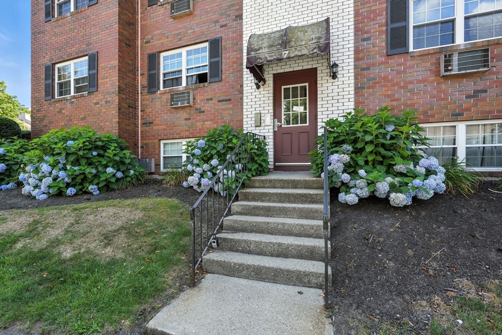 7 Maple Crest Cir, Holyoke, Massachusetts, 2 Bedrooms Bedrooms, 4 Rooms Rooms,1 BathroomBathrooms,Residential,For Sale,Maple Crest Cir,73409019