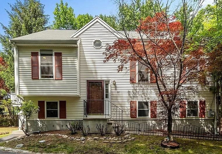 22 Bishop St, Natick, Massachusetts, 3 Bedrooms Bedrooms, 6 Rooms Rooms,2 BathroomsBathrooms,Residential Lease,For Rent,Bishop St,73415674