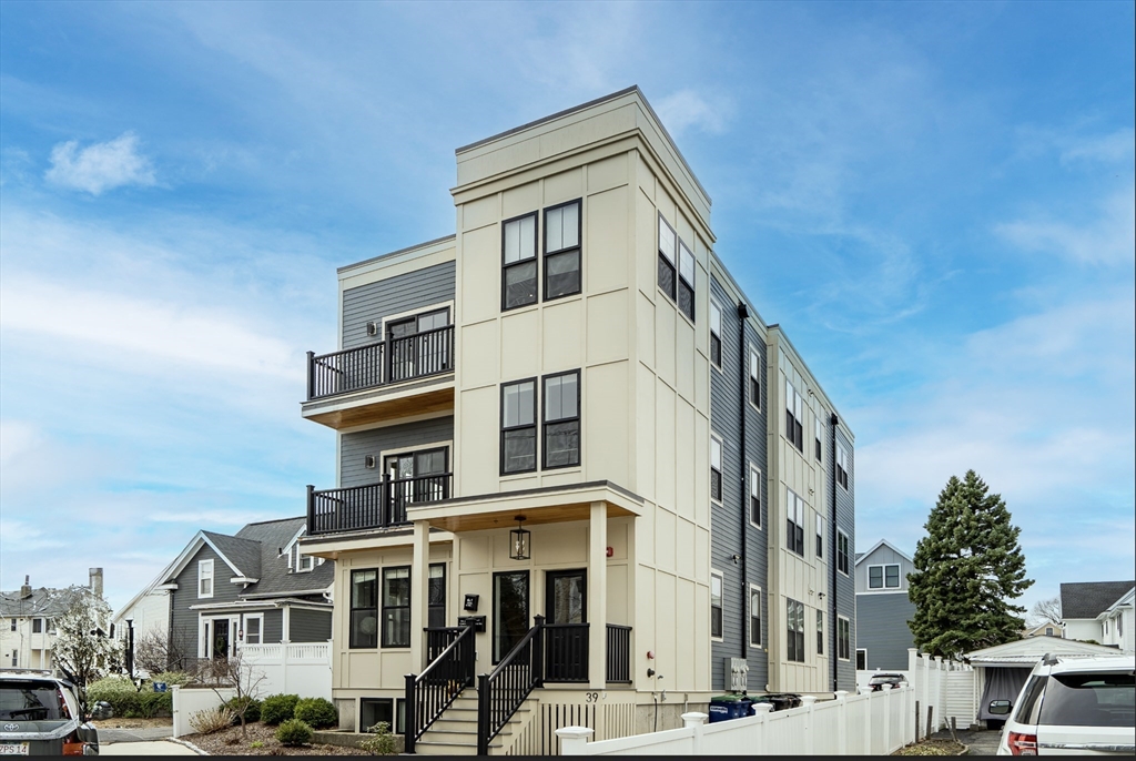 39 Murdock St, Somerville, Massachusetts, 3 Bedrooms Bedrooms, 6 Rooms Rooms,2 BathroomsBathrooms,Residential,For Sale,Murdock St,73411917