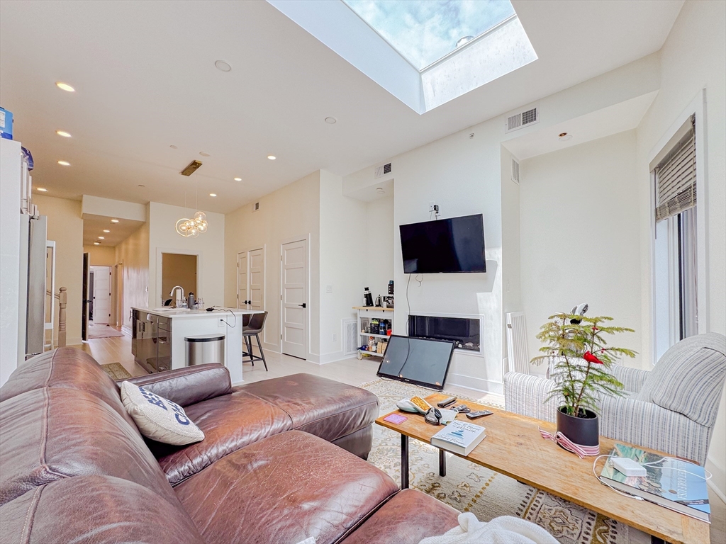 231 Maverick St, Boston, Massachusetts, 3 Bedrooms Bedrooms, 6 Rooms Rooms,2 BathroomsBathrooms,Residential Lease,For Rent,Maverick St,73406948