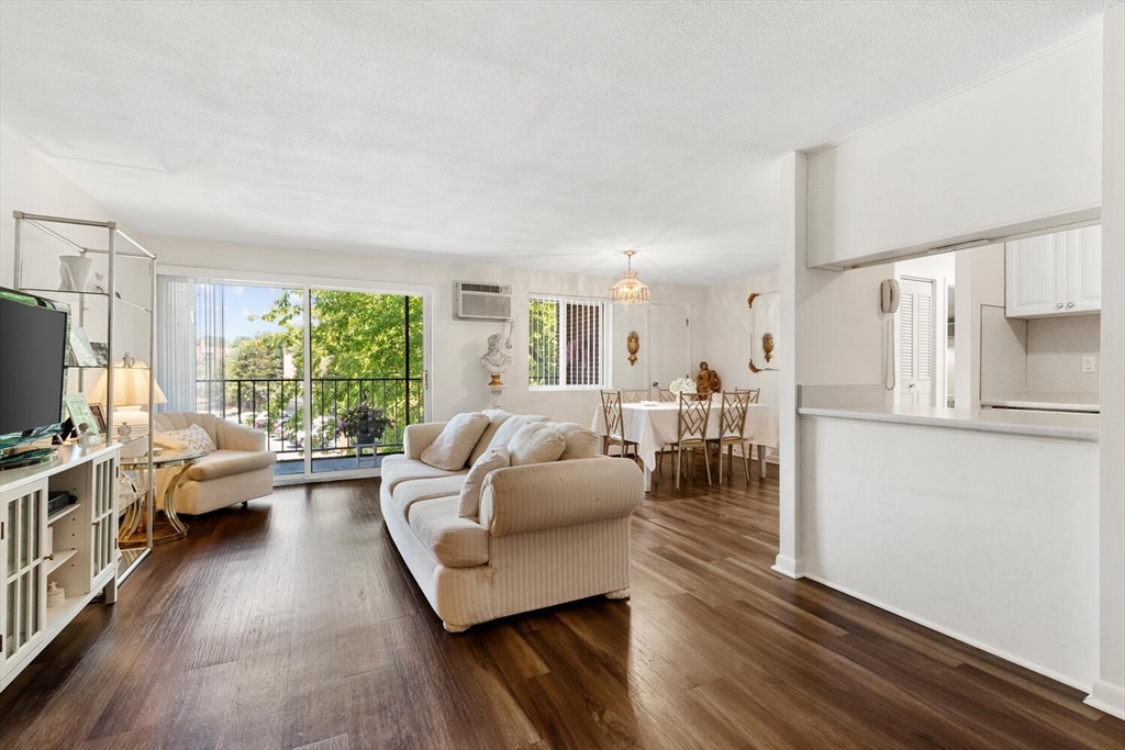 64 Main Street, Stoneham, Massachusetts, 2 Bedrooms Bedrooms, 5 Rooms Rooms,1 BathroomBathrooms,Residential,For Sale,Main Street,73411011