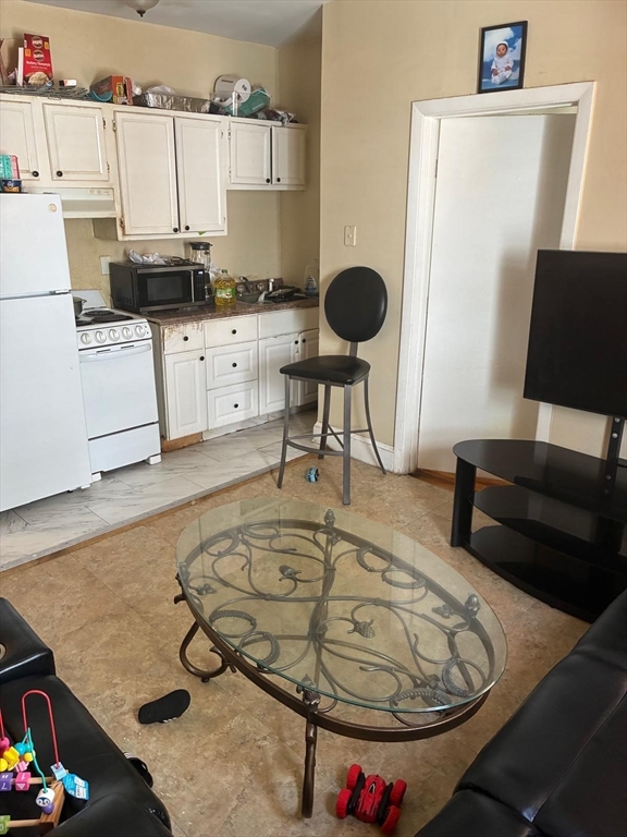 61 Vine, Lynn, Massachusetts, 2 Bedrooms Bedrooms, 4 Rooms Rooms,Residential Lease,For Rent,Vine,73395487