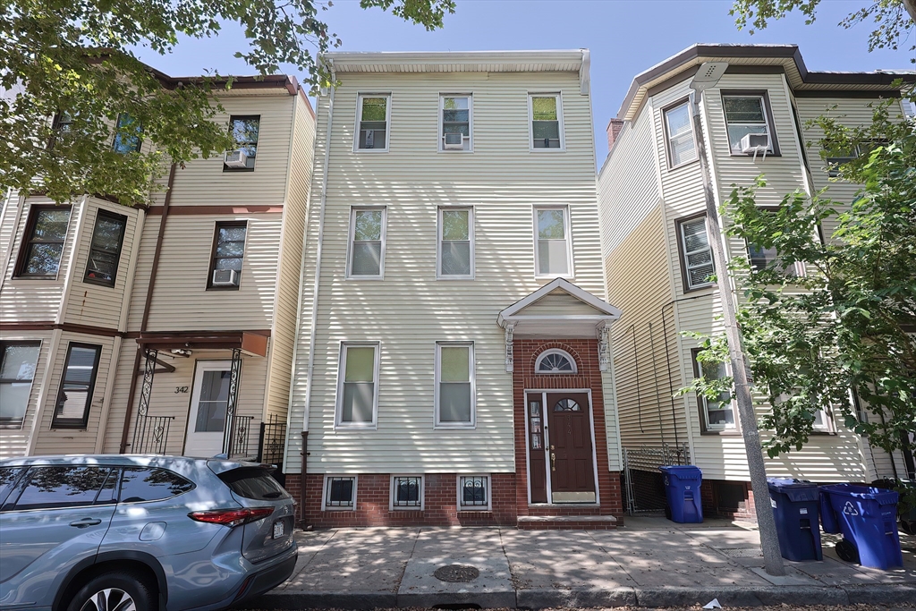 344 Chelsea St, Boston, Massachusetts, 3 Bedrooms Bedrooms, 11 Rooms Rooms,3 BathroomsBathrooms,Residential Income,For Sale,Chelsea St,73415722
