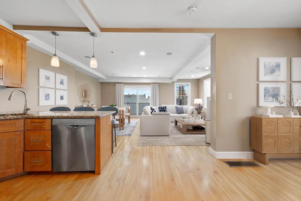 37 Old Harbor St, Boston, Massachusetts, 1 Bedroom Bedrooms, 4 Rooms Rooms,1.5 BathroomsBathrooms,Residential Lease,For Rent,Old Harbor St,73436449