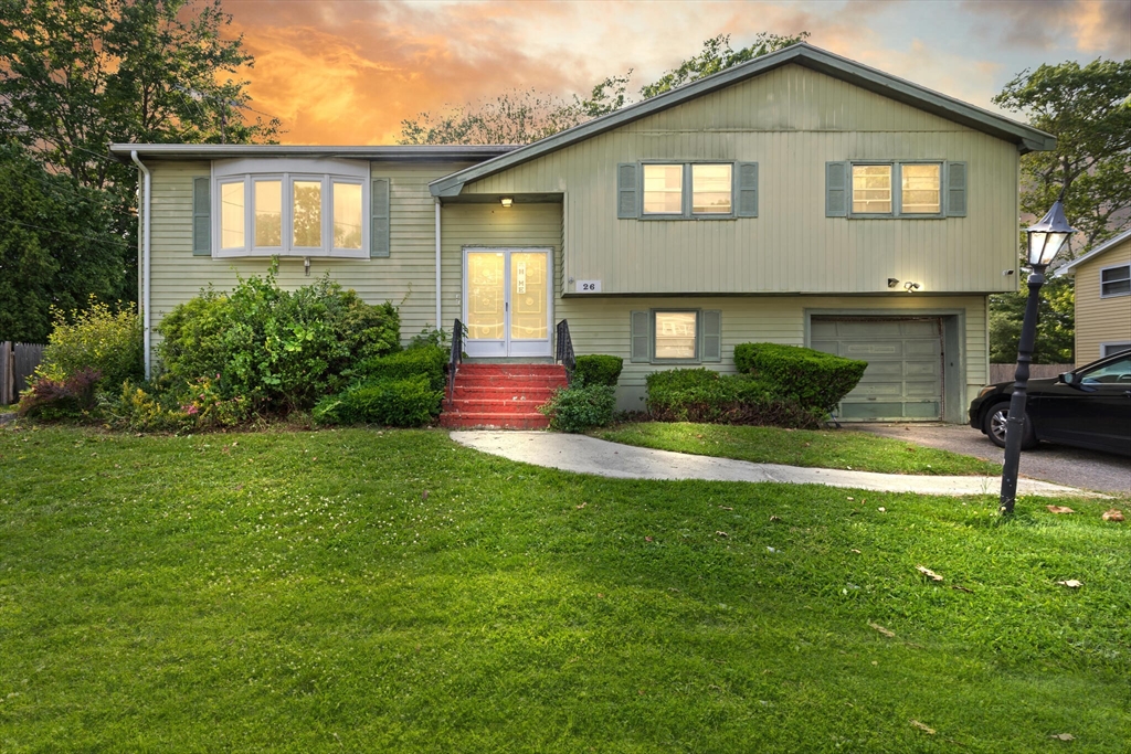 26 Hemlock Ter, Randolph, Massachusetts, 4 Bedrooms Bedrooms, 7 Rooms Rooms,3 BathroomsBathrooms,Residential,For Sale,Hemlock Ter,73385967