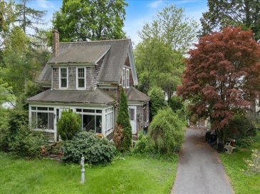 42 Maple Street, Hamilton, Massachusetts, 3 Bedrooms Bedrooms, 7 Rooms Rooms,1.5 BathroomsBathrooms,Residential,For Sale,Maple Street,73377567