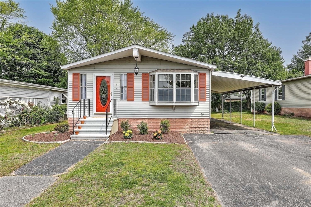 7 Queens Road, Attleboro, Massachusetts, 2 Bedrooms Bedrooms, 5 Rooms Rooms,2 BathroomsBathrooms,Residential,For Sale,Queens Road,73379183