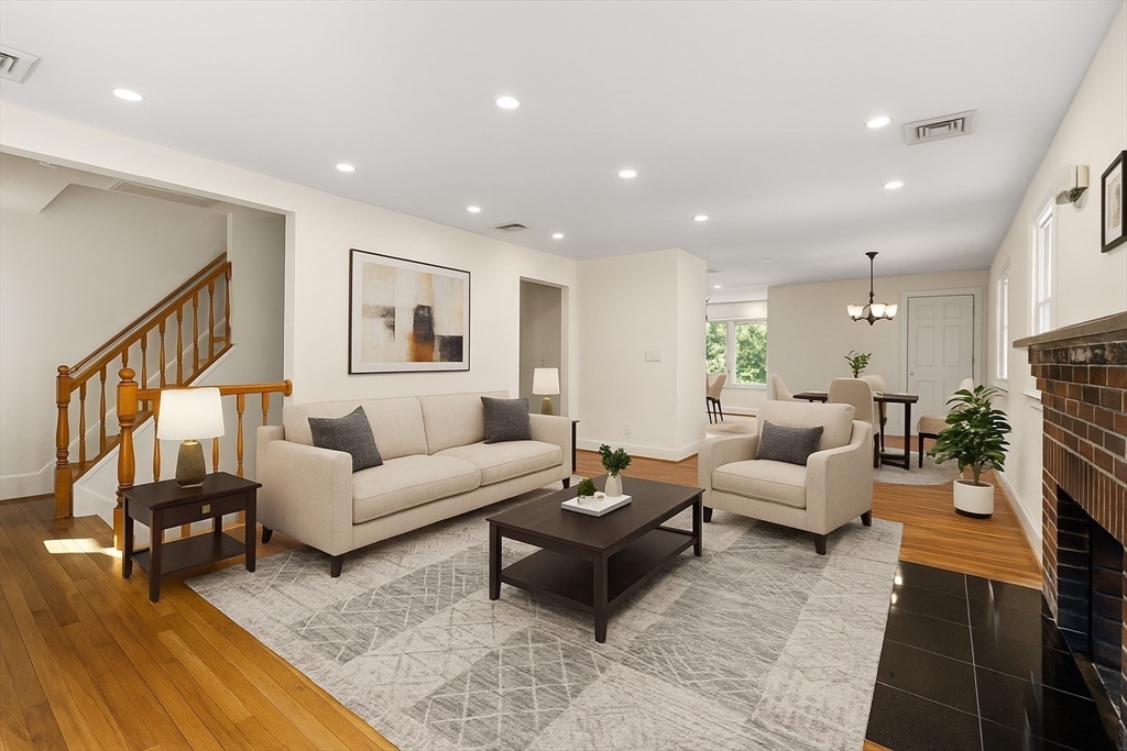 32 Miller Road, Newton, Massachusetts, 3 Bedrooms Bedrooms, 7 Rooms Rooms,2 BathroomsBathrooms,Residential Lease,For Rent,Miller Road,73418017