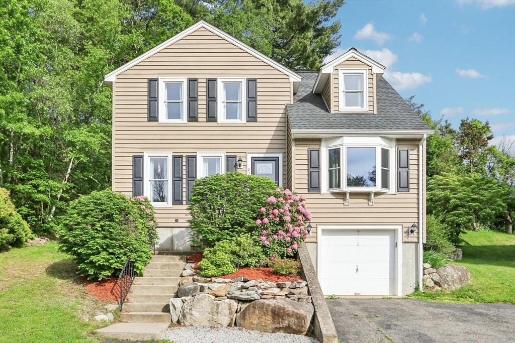 23 Jasmine Ct, Dracut, Massachusetts, 3 Bedrooms Bedrooms, 6 Rooms Rooms,1.5 BathroomsBathrooms,Residential,For Sale,Jasmine Ct,73382505