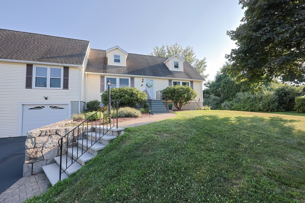 4 Megan Ct, Mendon, Massachusetts, 3 Bedrooms Bedrooms, 8 Rooms Rooms,2 BathroomsBathrooms,Residential,For Sale,Megan Ct,73420025