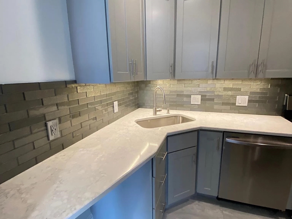 87 Farragut Road, Boston, Massachusetts, 1 Bedroom Bedrooms, 3 Rooms Rooms,1 BathroomBathrooms,Residential Lease,For Rent,Farragut Road,73418703