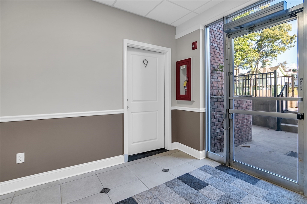 70 Court Street, Westfield, Massachusetts, 2 Bedrooms Bedrooms, 4 Rooms Rooms,1 BathroomBathrooms,Residential Lease,For Rent,Court Street,73423797