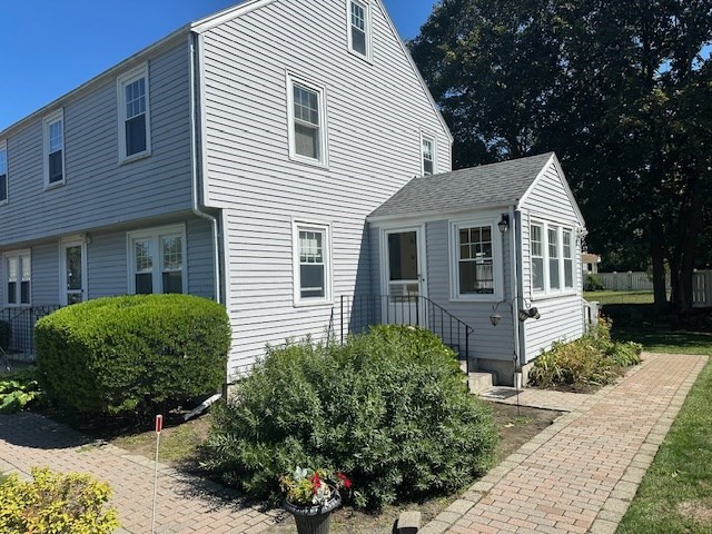 67R Village St., Marblehead, Massachusetts, 2 Bedrooms Bedrooms, 5 Rooms Rooms,1 BathroomBathrooms,Residential Lease,For Rent,Village St.,73433131