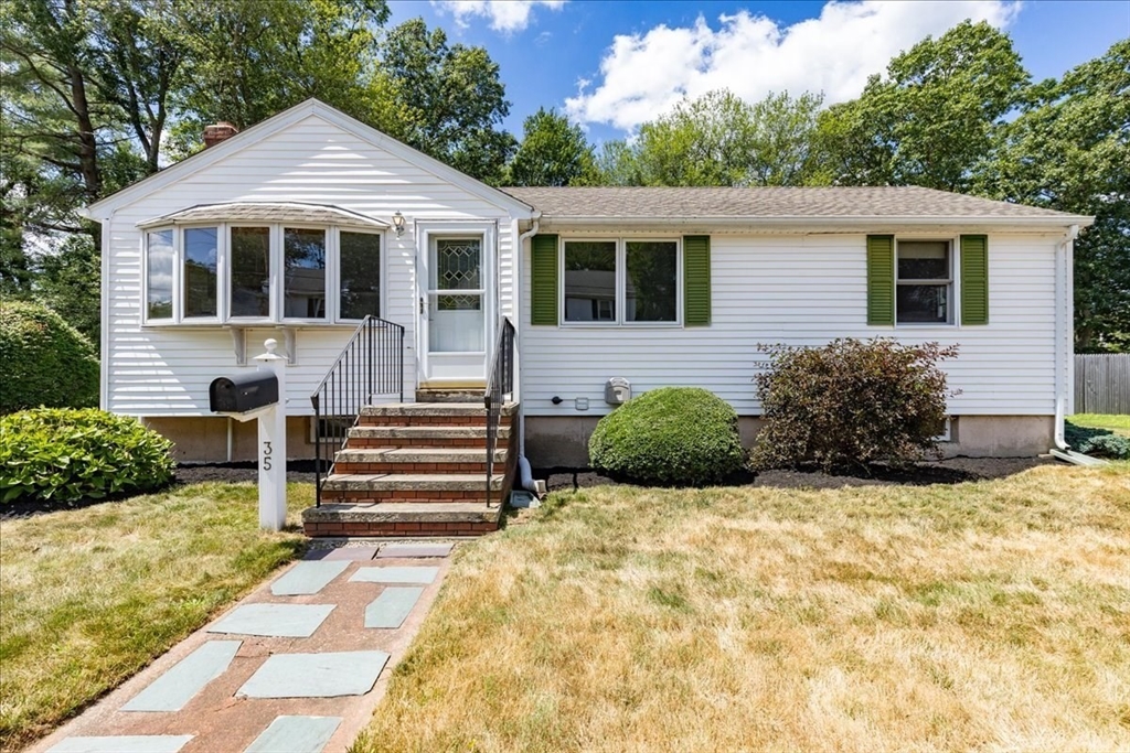 35 Rindone St, Holbrook, Massachusetts, 2 Bedrooms Bedrooms, 5 Rooms Rooms,1.5 BathroomsBathrooms,Residential,For Sale,Rindone St,73412297